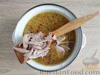 Фото приготовления рецепта: Густой куриный суп с фасолью, брокколи и плавленым сыром - шаг №11