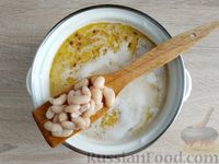 Фото приготовления рецепта: Густой куриный суп с фасолью, брокколи и плавленым сыром - шаг №15
