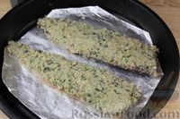 Фото приготовления рецепта: Филе хека, запечённое под грибной "шубкой" с зеленью - шаг №8