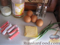 Фото приготовления рецепта: Омлет с крабовыми палочками и сыром - шаг №1