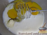Фото приготовления рецепта: Омлет с крабовыми палочками и сыром - шаг №3