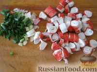 Фото приготовления рецепта: Омлет с крабовыми палочками и сыром - шаг №5