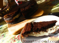 Фото к рецепту: Шоколадный кекс-пирог с творожно-сырной начинкой