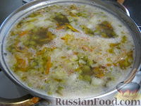 Фото приготовления рецепта: Слоёный салат "Кролик" с курицей, грибами, овощами и сыром - шаг №13