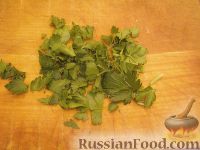 Фото приготовления рецепта: Салат с креветками, рисом, кукурузой и огурцами - шаг №16