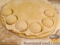 Фото приготовления рецепта: Тесто на дрожжах для пирожков, пышек и пончиков, жаренных во фритюре - шаг №11