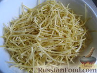 Фото приготовления рецепта: Суп с цветной капустой (брокколи) и вермишелью - шаг №4