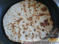 Фото приготовления рецепта: Лепешки, жаренные без дрожжей (казахская кухня) - шаг №10