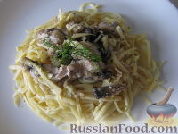 Фото к рецепту: Паста с курицей и грибами под сливочным соусом