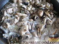 Фото приготовления рецепта: Паста с курицей и грибами под сливочным соусом - шаг №5