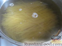 Фото приготовления рецепта: Паста с курицей и грибами под сливочным соусом - шаг №6