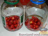 Фото приготовления рецепта: Клубничный компот на зиму - шаг №4