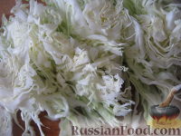 Фото приготовления рецепта: Витаминный салат с крабовыми палочками - шаг №2