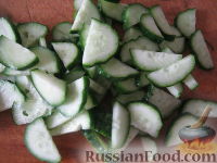 Фото приготовления рецепта: Витаминный салат с крабовыми палочками - шаг №4