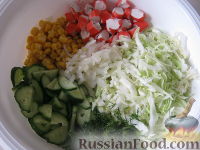 Фото приготовления рецепта: Витаминный салат с крабовыми палочками - шаг №8