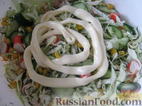 Фото приготовления рецепта: Витаминный салат с крабовыми палочками - шаг №9
