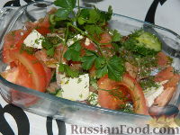 Фото приготовления рецепта: Овощной салат с копченым лососем и сыром - шаг №7