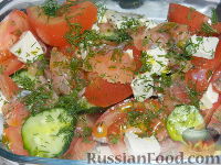 Фото приготовления рецепта: Овощной салат с копченым лососем и сыром - шаг №6