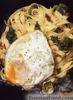 Фото к рецепту: Феттуччине с соусом карбонара, жареными яйцами и брокколи