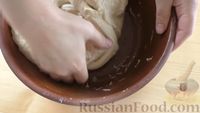 Фото приготовления рецепта: Дрожжевые  рогалики с творогом и изюмом - шаг №6