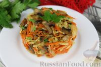 Фото приготовления рецепта: Салат из квашеной капусты с фасолью, жареными грибами и морковью - шаг №10