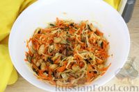 Фото приготовления рецепта: Салат из квашеной капусты с фасолью, жареными грибами и морковью - шаг №8