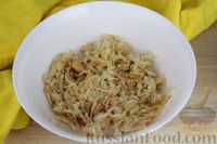 Фото приготовления рецепта: Салат из квашеной капусты с фасолью, жареными грибами и морковью - шаг №7