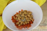 Фото приготовления рецепта: Салат из квашеной капусты с фасолью, жареными грибами и морковью - шаг №6