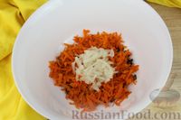 Фото приготовления рецепта: Салат из квашеной капусты с фасолью, жареными грибами и морковью - шаг №5