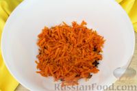Фото приготовления рецепта: Салат из квашеной капусты с фасолью, жареными грибами и морковью - шаг №4