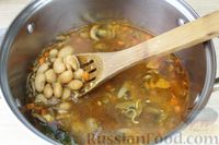 Фото приготовления рецепта: Суп с консервированной фасолью, грибами, беконом и сыром - шаг №13