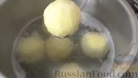 Фото приготовления рецепта: Картофельные клёцки со сливочным маслом и зеленью - шаг №9