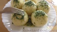 Фото приготовления рецепта: Картофельные клёцки со сливочным маслом и зеленью - шаг №13