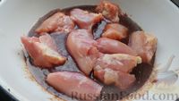 Фото приготовления рецепта: Куриные бёдрышки, запечённые с картошкой и финиками, в кисло-сладком соусе - шаг №4