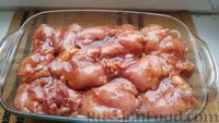 Фото приготовления рецепта: Куриные бёдрышки, запечённые с картошкой и финиками, в кисло-сладком соусе - шаг №9
