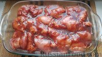 Фото приготовления рецепта: Куриные бёдрышки, запечённые с картошкой и финиками, в кисло-сладком соусе - шаг №10