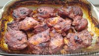Фото приготовления рецепта: Куриные бёдрышки, запечённые с картошкой и финиками, в кисло-сладком соусе - шаг №11