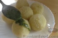 Фото приготовления рецепта: Картофельные клёцки со сливочным маслом и зеленью - шаг №12