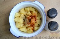 Фото приготовления рецепта: Жаркое из рыбы с картошкой и томатами (в горшочке) - шаг №5