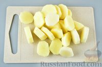 Фото приготовления рецепта: Картошка, запечённая с копчёной грудинкой, на шпажках - шаг №6