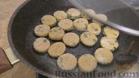 Фото приготовления рецепта: Жареные ленивые пирожки с зеленым луком - шаг №11