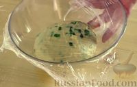 Фото приготовления рецепта: Жареные ленивые пирожки с зеленым луком - шаг №6