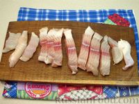 Фото приготовления рецепта: Рыбный суп с солеными огурцами и лапшой - шаг №2