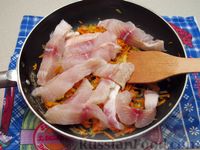 Фото приготовления рецепта: Рыбный суп с солеными огурцами и лапшой - шаг №6
