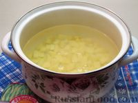 Фото приготовления рецепта: Рыбный суп с солеными огурцами и лапшой - шаг №13