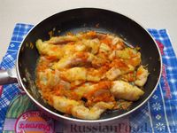 Фото приготовления рецепта: Рыбный суп с солеными огурцами и лапшой - шаг №7