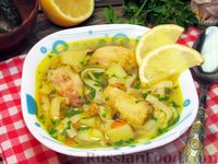 Фото к рецепту: Рыбный суп с солеными огурцами и лапшой