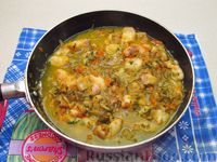 Фото приготовления рецепта: Рыбный суп с солеными огурцами и лапшой - шаг №10