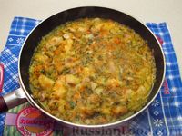 Фото приготовления рецепта: Рыбный суп с солеными огурцами и лапшой - шаг №11