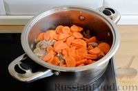 Фото приготовления рецепта: Индейка, тушенная с картошкой, морковью и луком - шаг №7